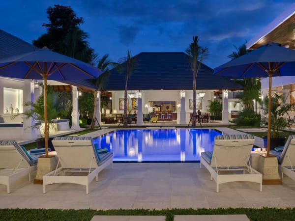 Villa Windu Asri - Pool and dining at night